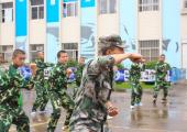 軍體拳，是軍訓(xùn)少不了的一大重要課程，認(rèn)真受教的教官，一遍又一遍打著軍體拳每一個動作。