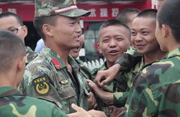 軍訓結束了，真舍不得你們走。