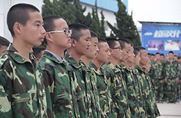 新生軍訓有模有樣