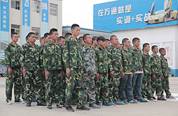 新生軍訓有模有樣