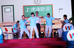 中秋國慶晚會，萬通學(xué)子自己的舞臺，只要你想，就可以站在這個舞臺上展示自己。
