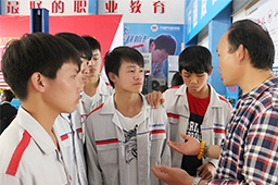 企業(yè)的相關(guān)招聘領(lǐng)導(dǎo)主動的和我們介紹企業(yè)信息，希望得到我們?nèi)f通學(xué)子的青睞。