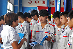 萬通學(xué)校畢業(yè)的學(xué)姐也回來母校向我們介紹她所在企業(yè)的信息，讓我們更有信心踏入社會。