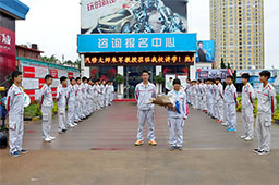同學們在云南萬通滿懷期待朱軍大師的到來。