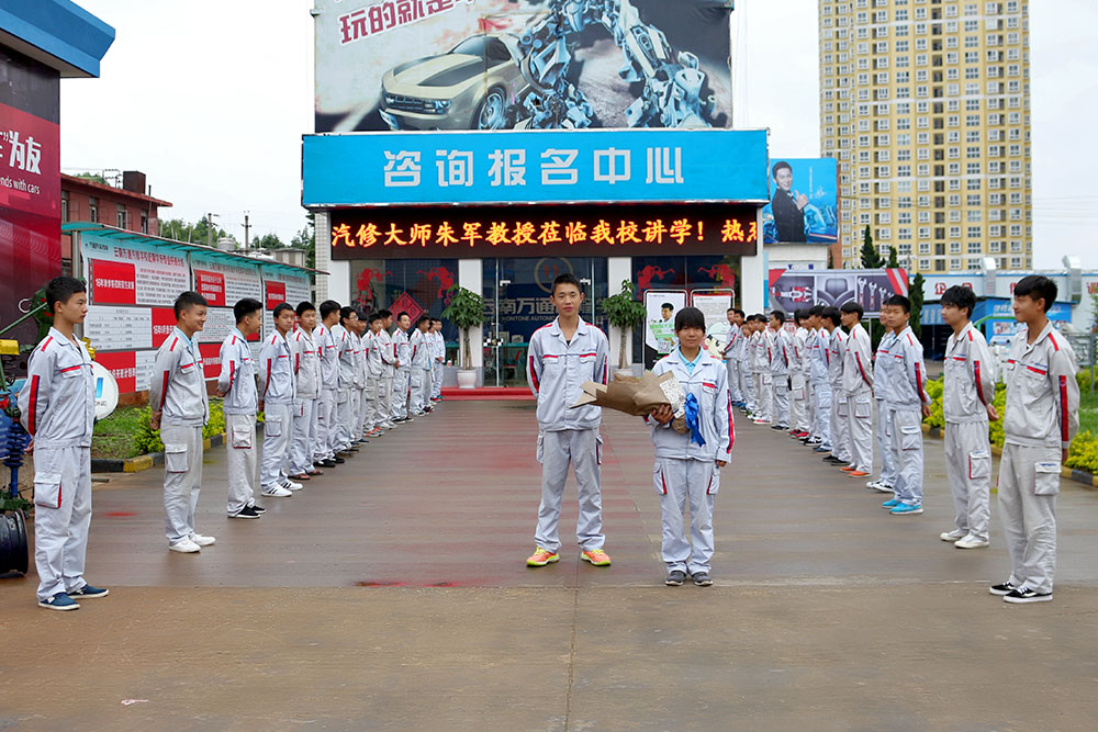 同學們在云南萬通滿懷期待朱軍大師的到來。