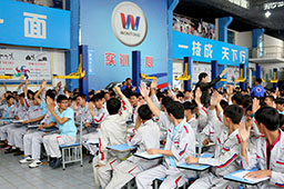 現場大師也會和同學進行互動，同學們都希望把自己的想法和問題和大師分享。