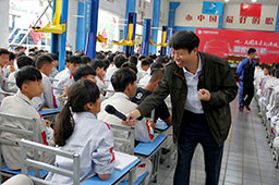 在現場，朱軍大師和萬通的女學子對話互動。