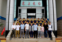 結業典禮之后，委培班的學子和學校老師和企業領導合影。