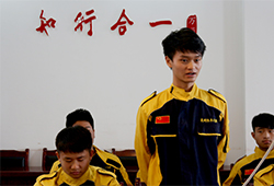 畢業學子在結業典禮上做簡單的匯報和表達對云南萬通和各位老師的感激之情。