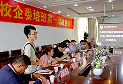 企業的領導在熱心的給我們建議和社會的經驗。